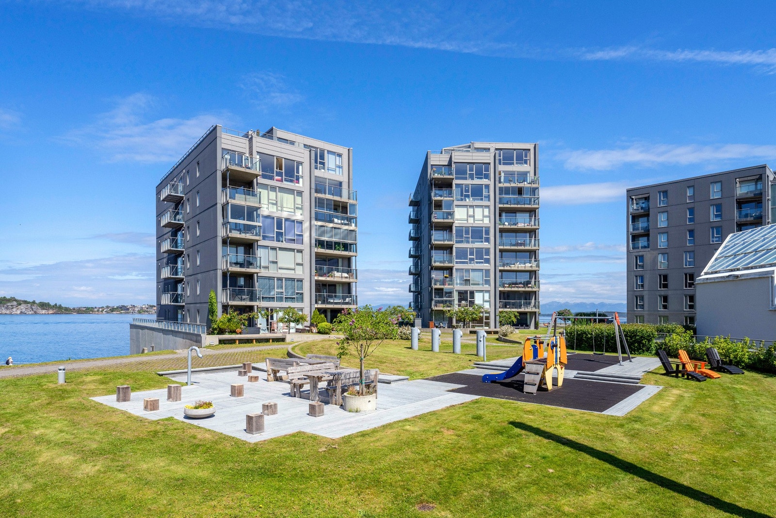 Dette er en moderne leilighet i et av Stavangers kjekkeste nabolag. Her får man i pose og sekk - en meget sentral beliggenhet midt mellom sentrum og Stavanger Øst, samtidig som boligen ligger tilbaketrukket fra byen med sjøen som nærmeste nabo Galleribilde