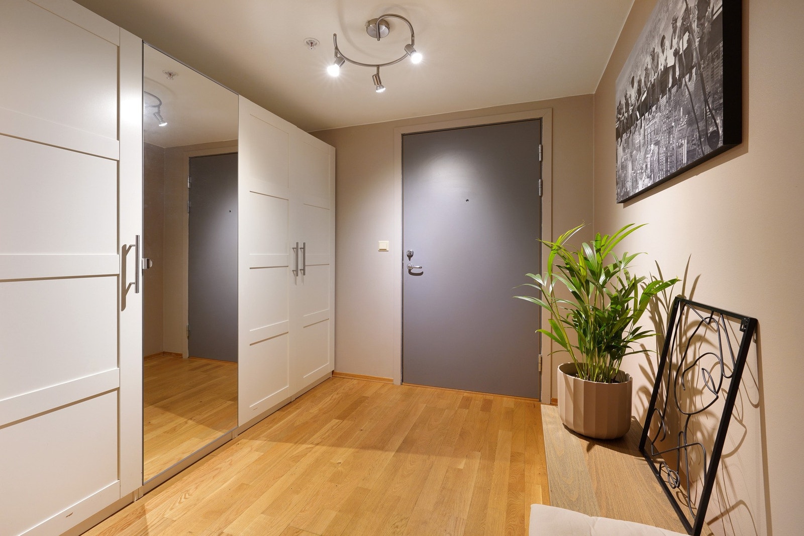 Stor gang med garderobeskap som medfølger. Galleribilde