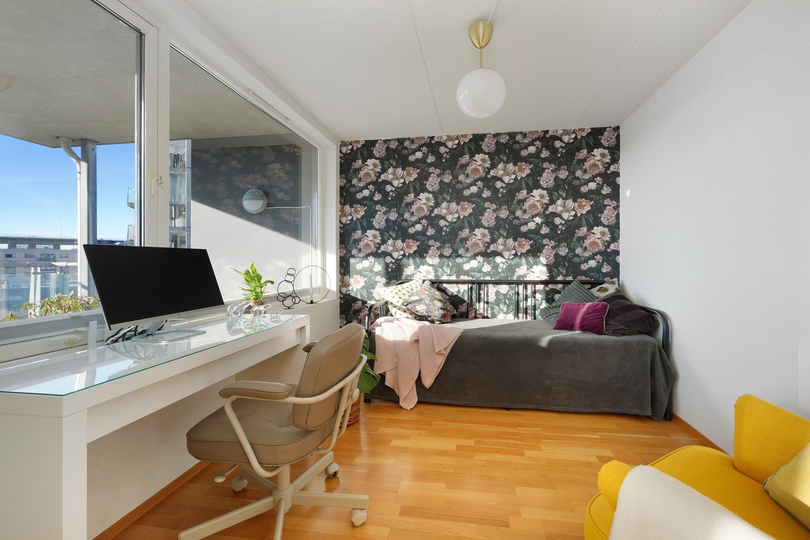 God plass til både seng og skrivebord Galleribilde