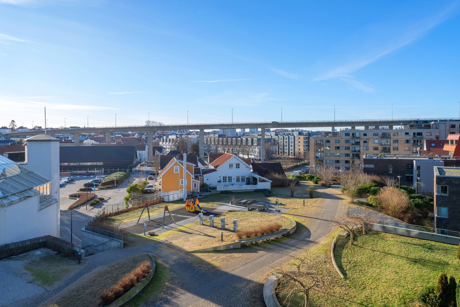 Flott utsikt over fellesområdet fra balkongen. Galleribilde