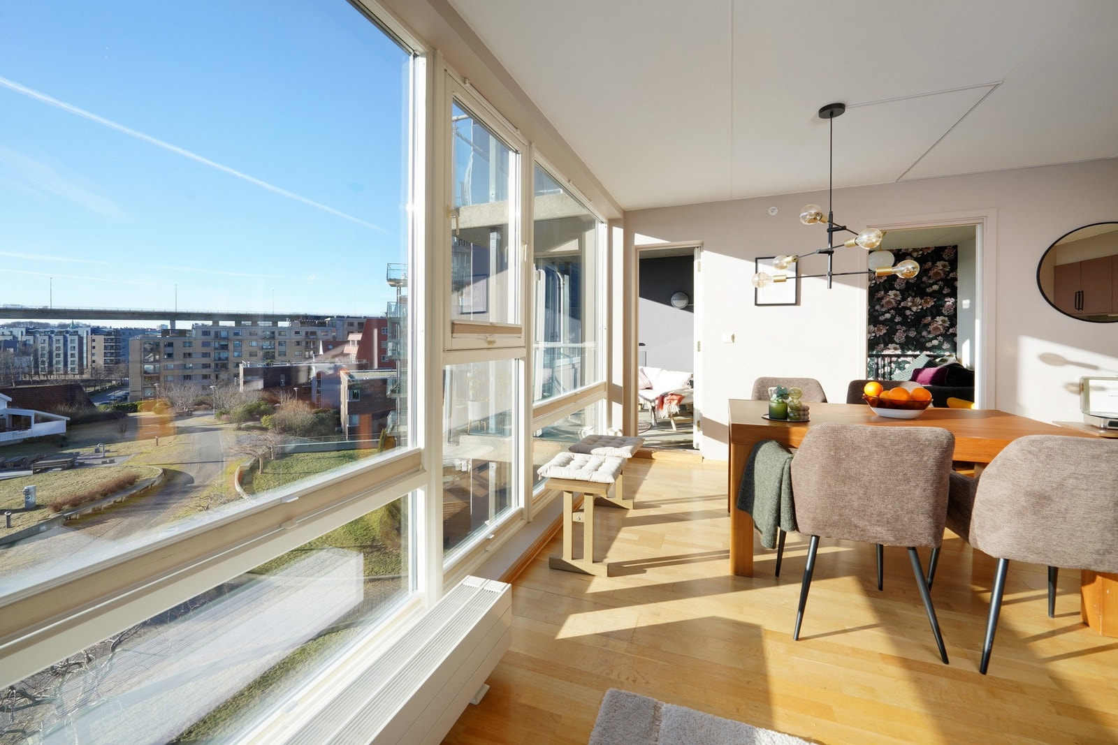 Store og fine vindusflater som slipper inn rikelig med lys og utsikt, ingen innsyn. Galleribilde