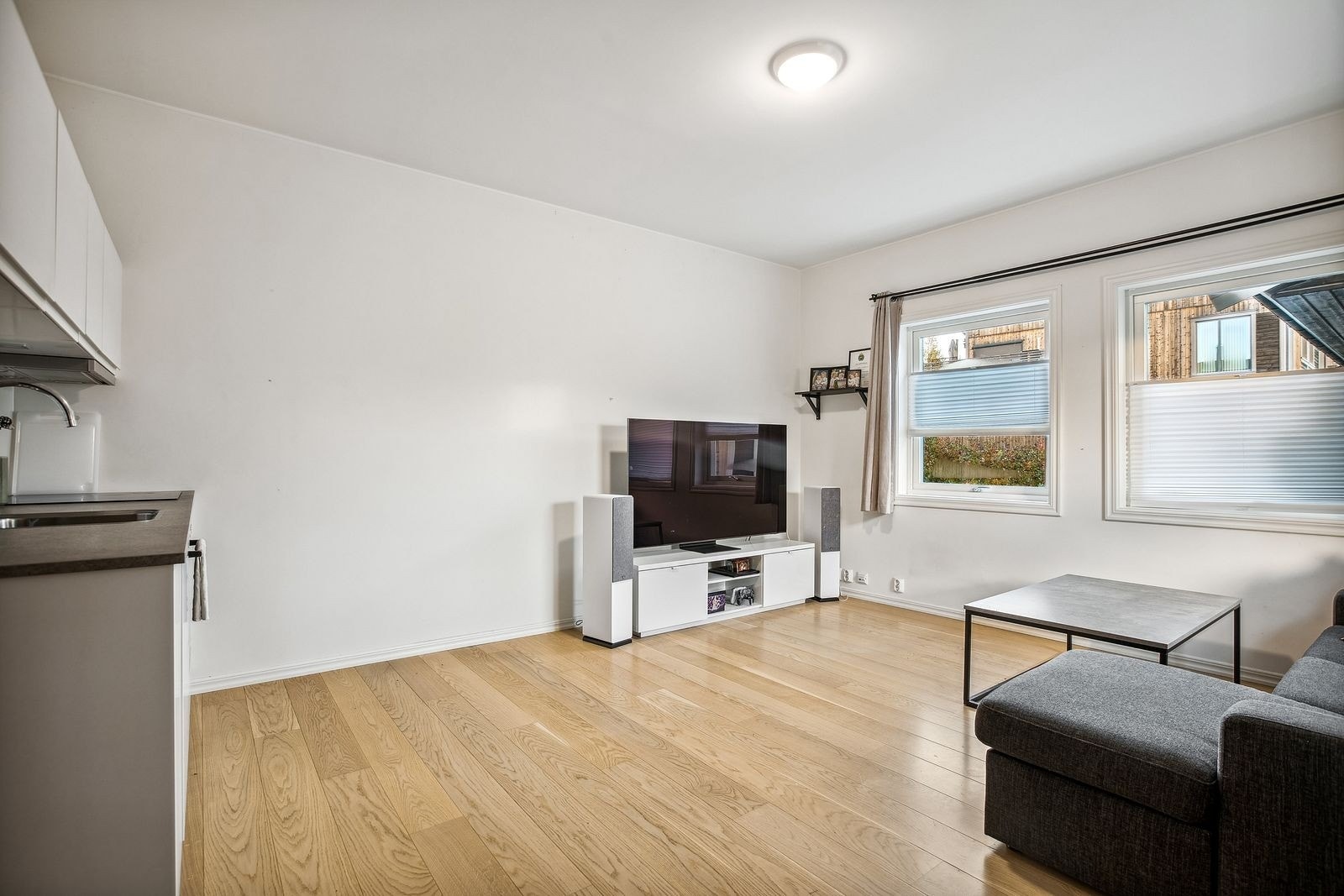 Stuen er romslig med god planløsning og kan enkelt innredes med en hyggelig sofagruppe Galleribilde