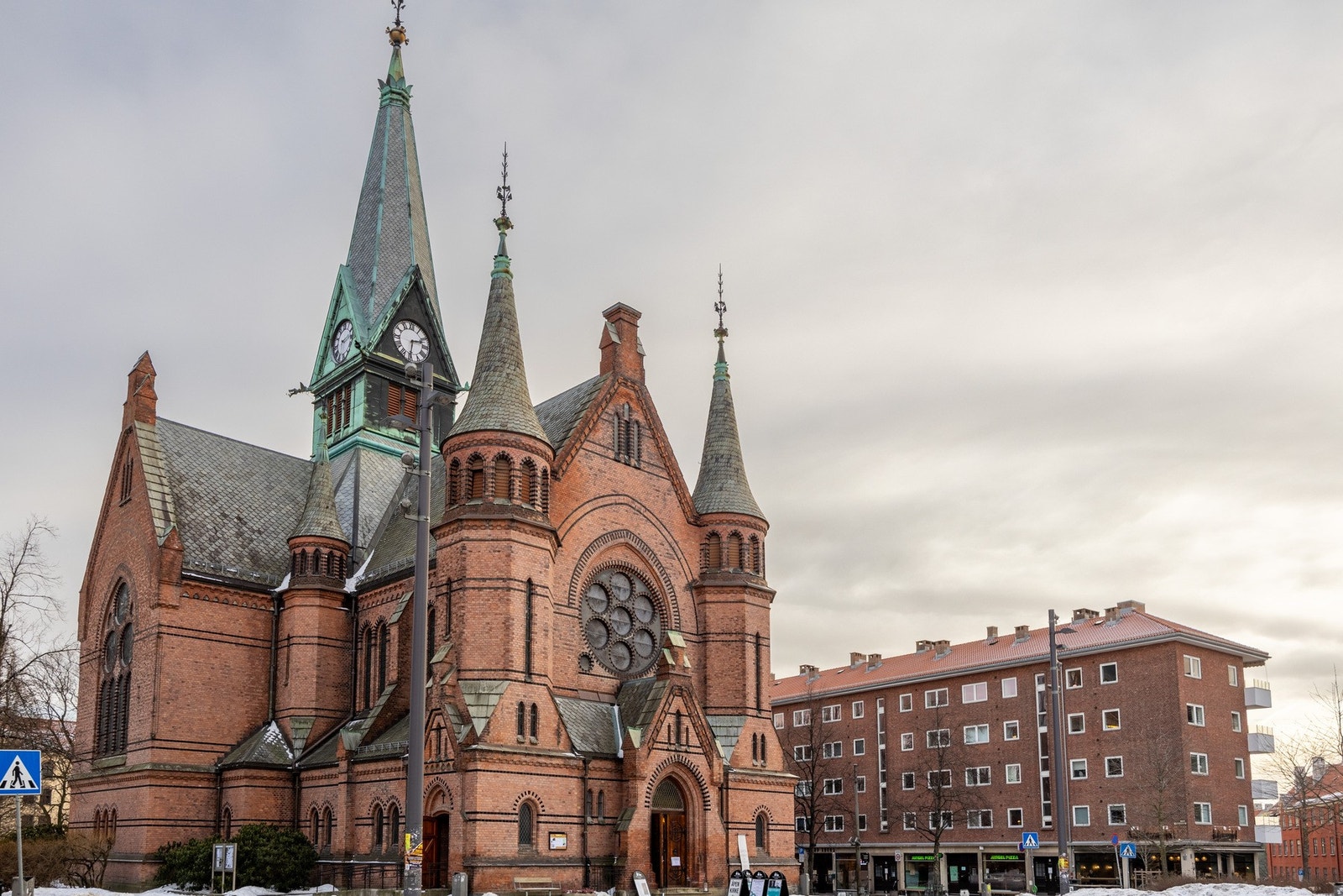Nydelige Sagene kirke ligger like ved, og preger området med sin fine arkitektur Galleribilde