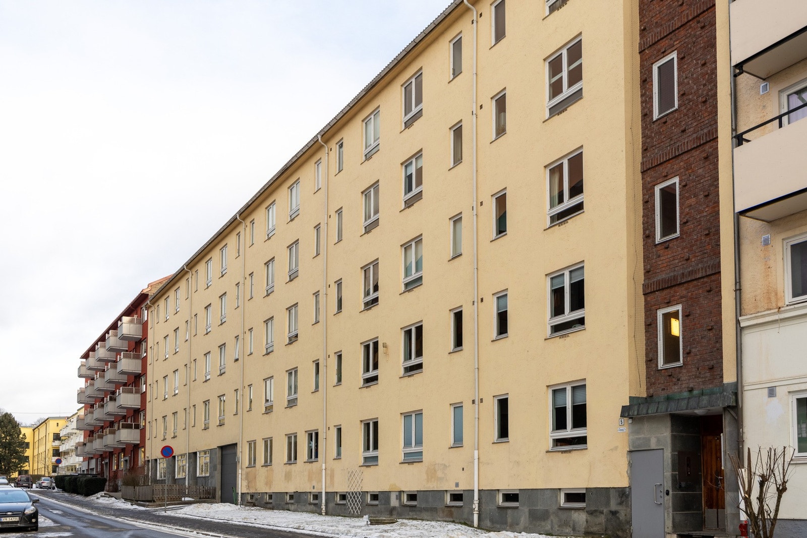 Leiligheten ligger fint til i byggets 2. etasje. Gaten er enveiskjørt. Galleribilde