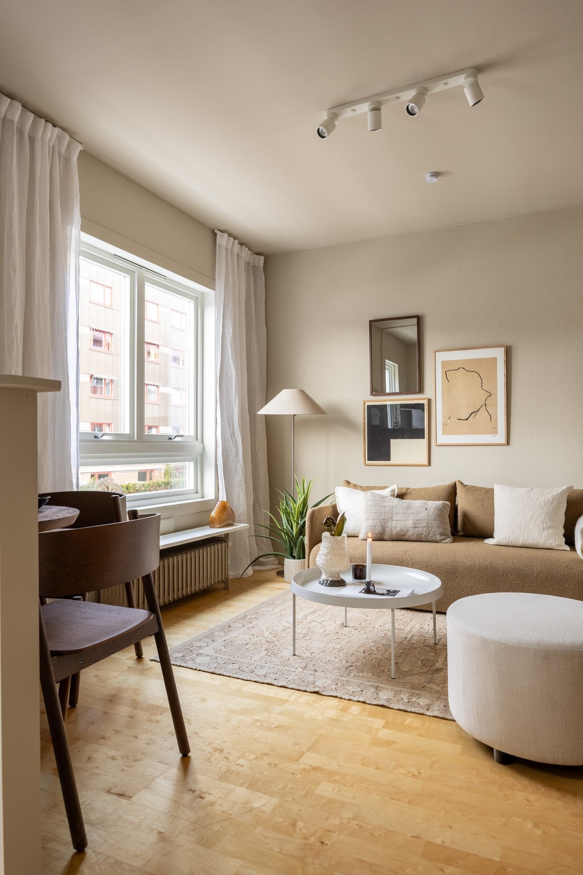 Store vindusflater og god takhøyde gjør at leiligheten oppleves som luftig Galleribilde