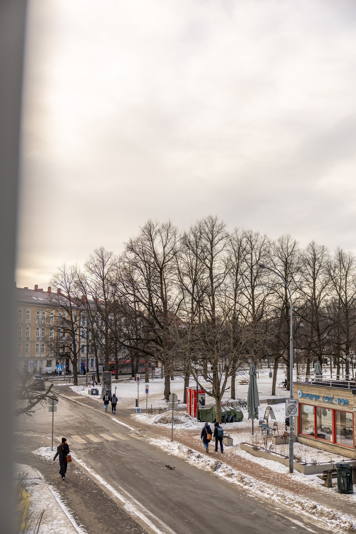 Hyggelig utsyn mot Gråbeinsletta og Sagene Kirke. Det tar 2 minutter å gå fra leiligheten til bussforbindelse 20, 37, 54 og 34 i tillegg til Flybussen Galleribilde