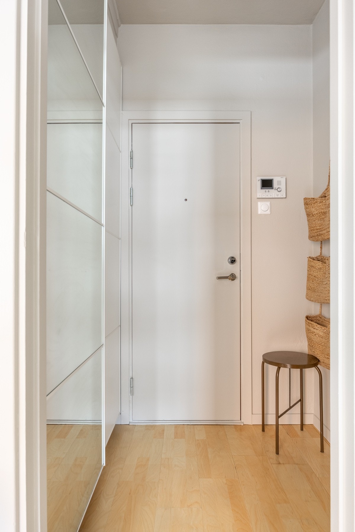 Luftig og innbydende entré med stor skyvedørsgarderobe Galleribilde