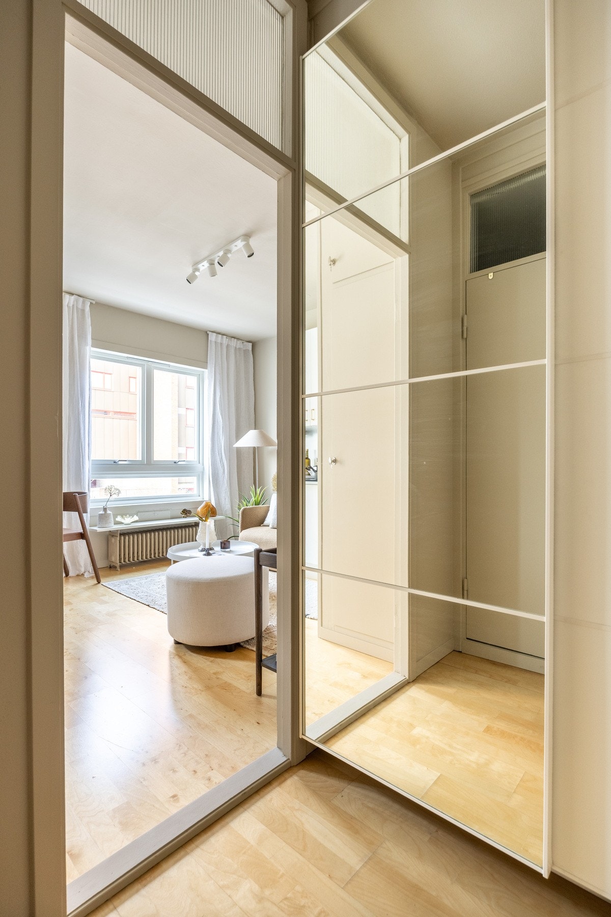 Mye lagringsplass i skyvedørsgarderobe, høyskap i stuen, under sengen, i tillegg til 2 boder Galleribilde