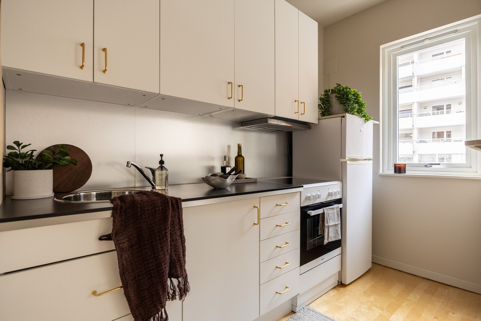 Godt utstyrt kjøkken. Nye dørhåndtak i 2026 (alle hvitevarer medfølger) Galleribilde