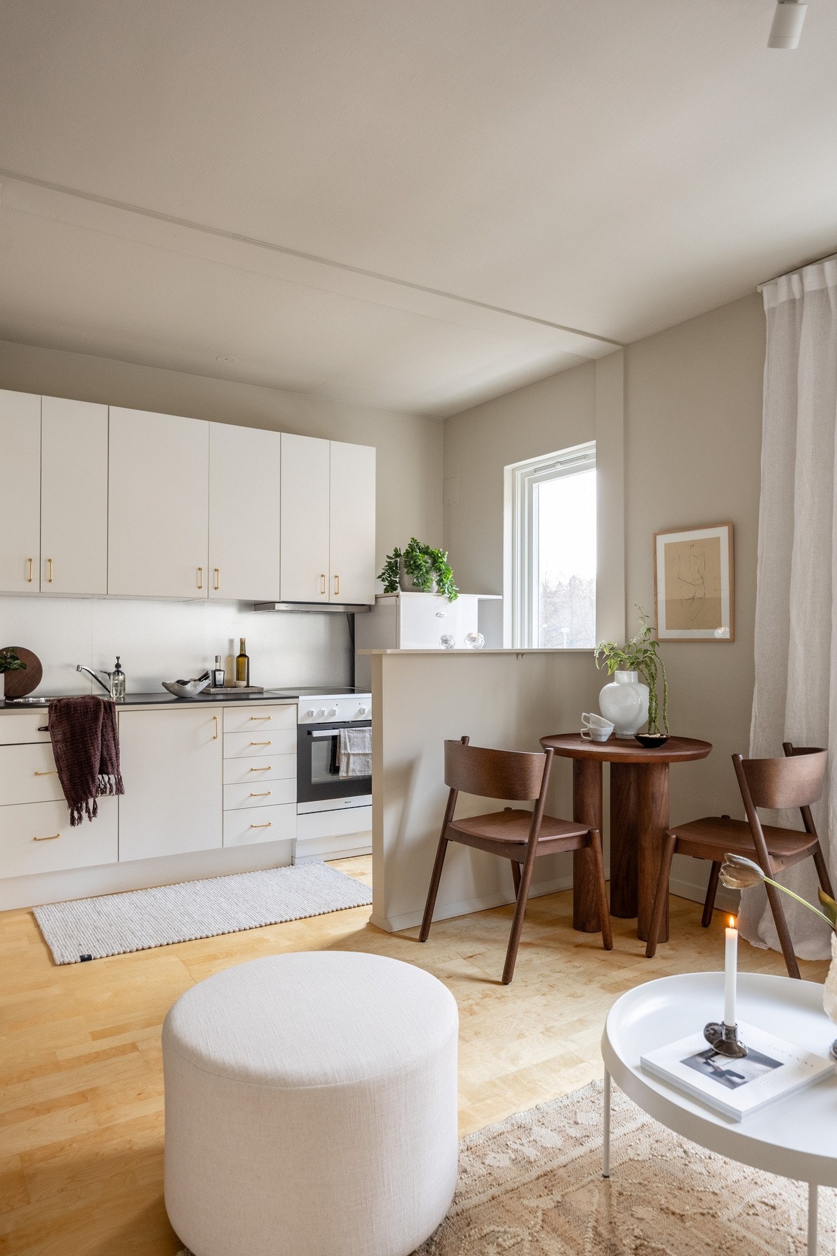 En godt utnyttet planløsning med plass til både sofa- og spisegruppe i tillegg til en smart alkoveløsning Galleribilde