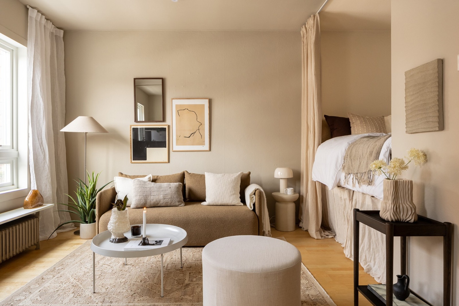 Smart, oppbygget alkoveløsning som har rikelig med lagringsplass under Galleribilde