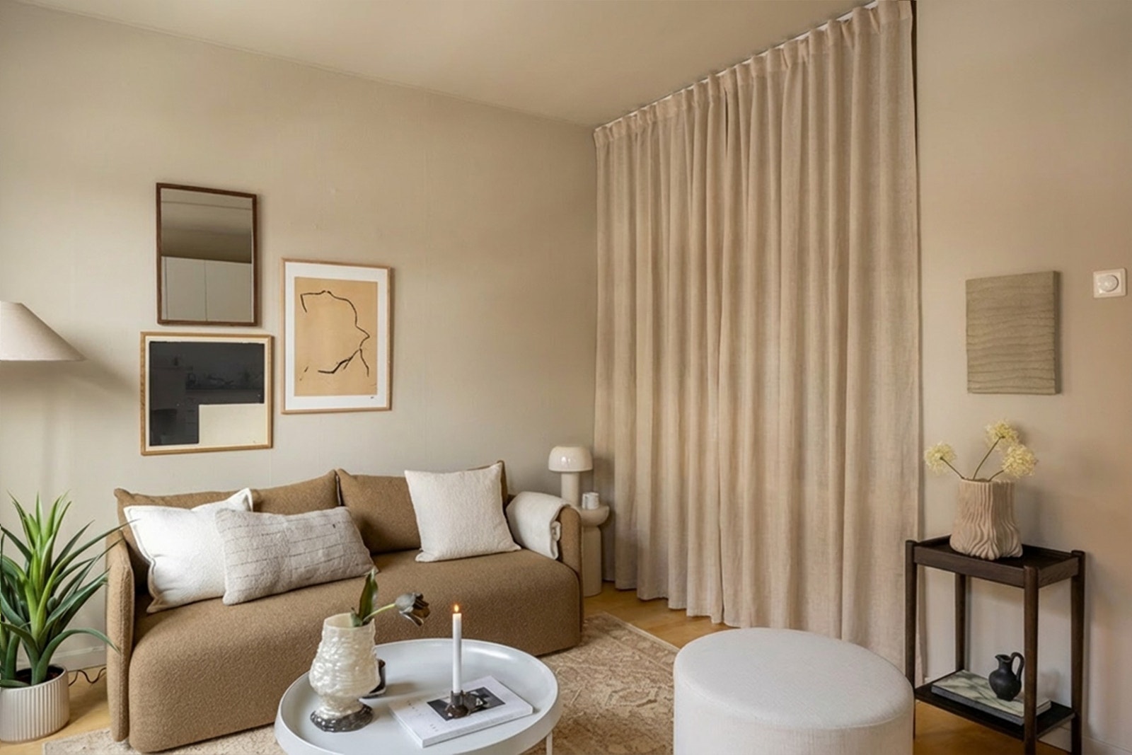 Med skinner i taket kan man enkelt skille av alkoven og stuen - perfekt når du skal sove eller ha gjester på besøk Galleribilde