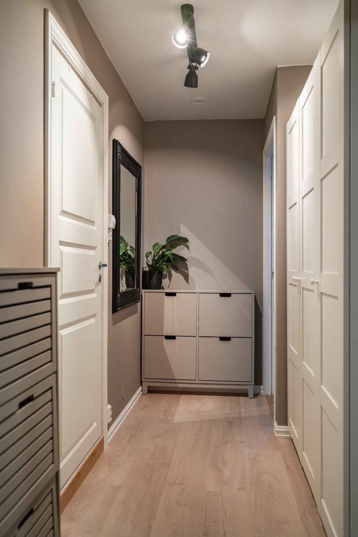 Boligen har en lys og moderne gang/entré som gir deg et godt førsteinntrykk. Galleribilde