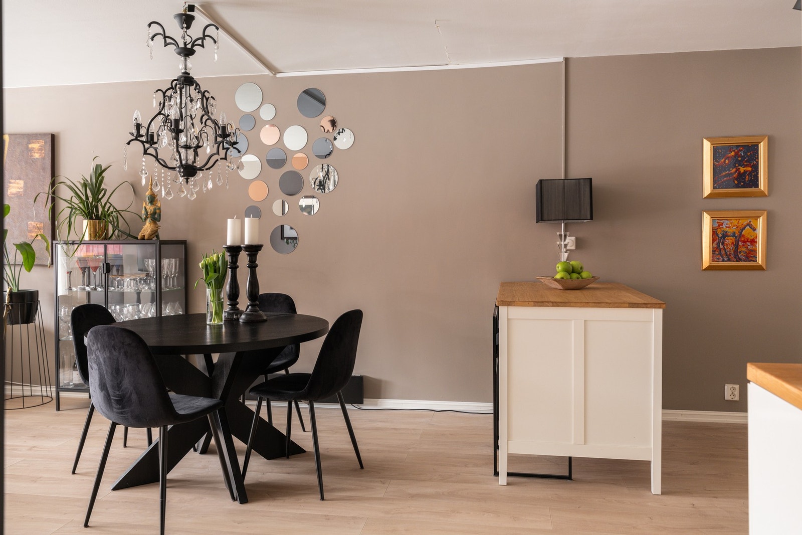 På kjøkkenet er det etablert en praktisk kjøkkenøy som gir gode arbeidsflater og oppbevaringsmuligheter. Galleribilde