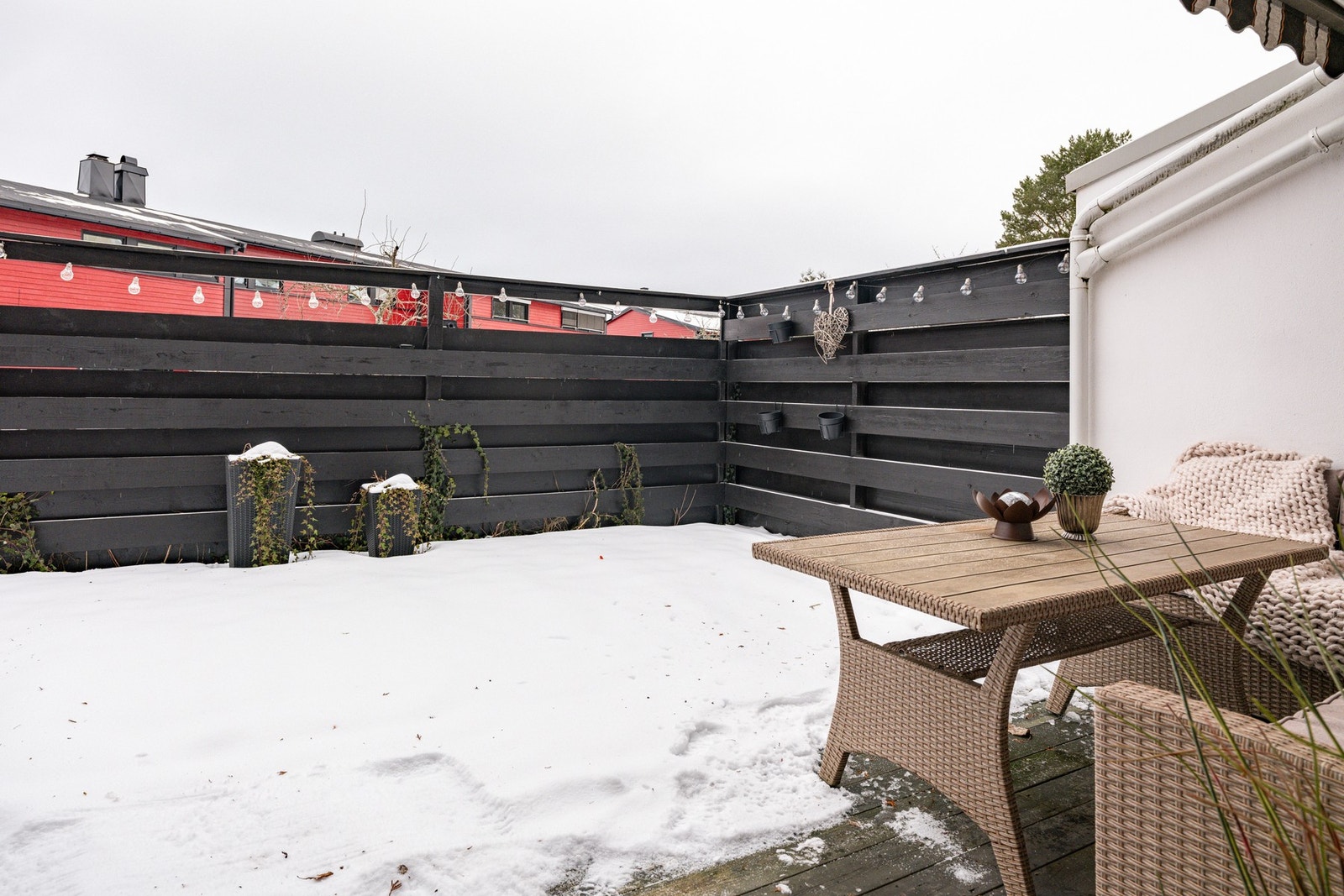 Markterrassen ligger skjermet til og den gode størrelse gir gode møbleringsmuligheter. Galleribilde