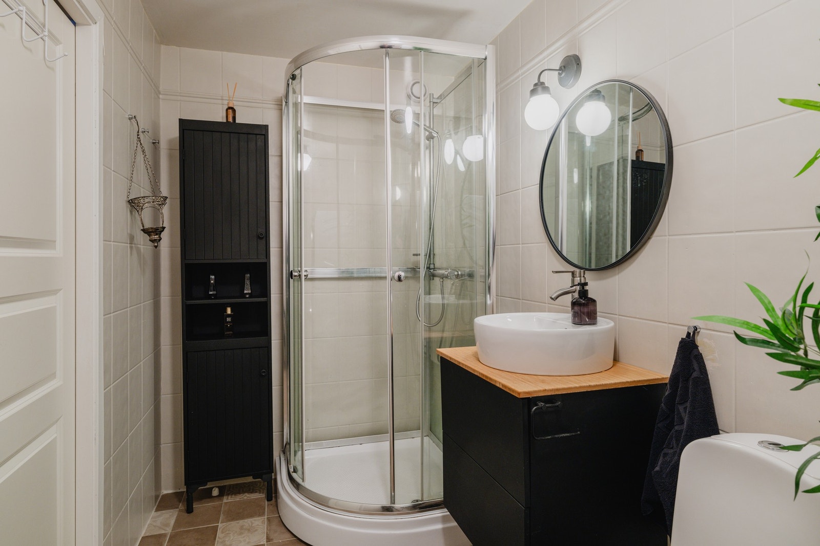 Boligen har et pent flislagt bad med malte fliser på vegg. Galleribilde