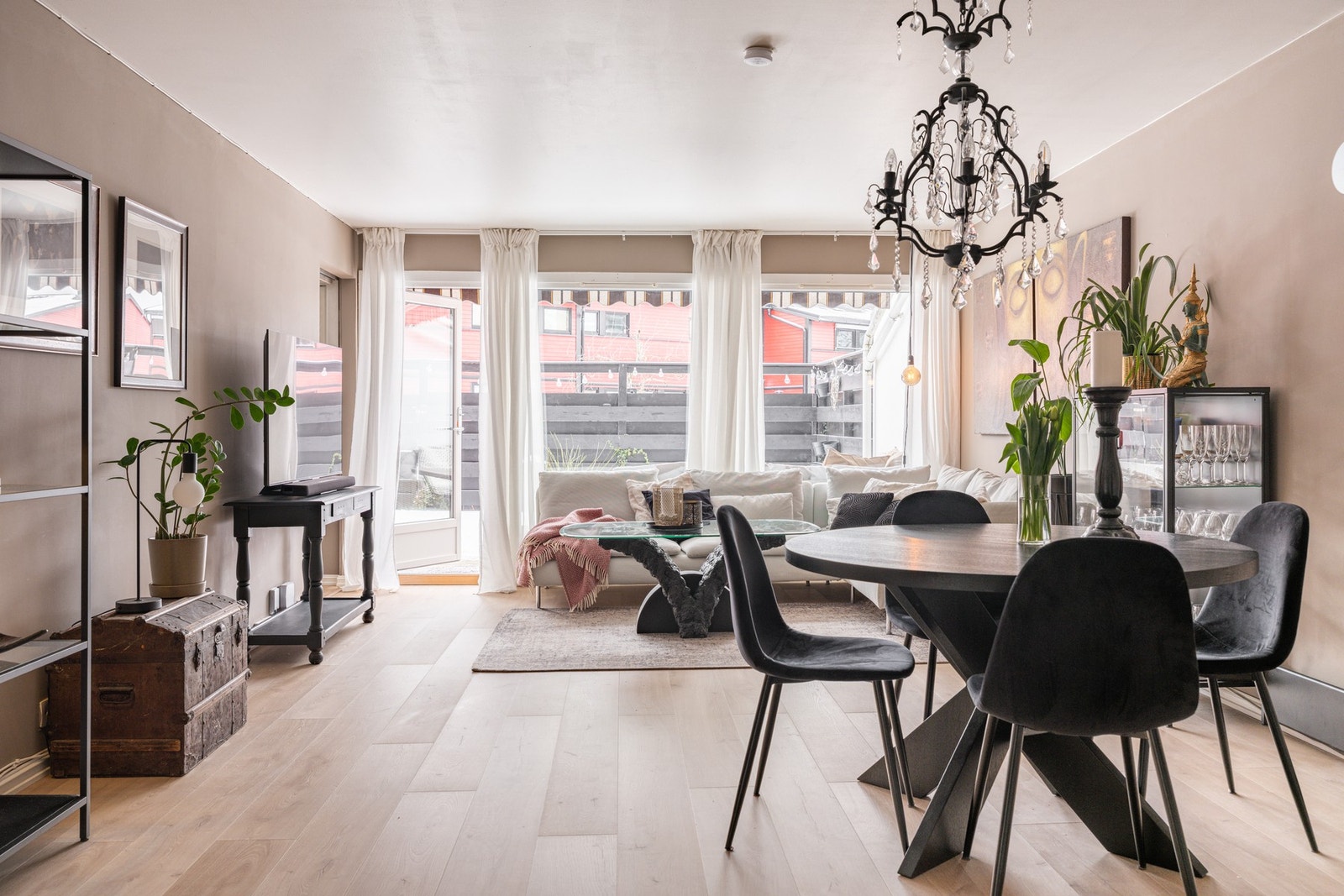 Boligen fremstår som tidsriktig og moderne og har nye gulv (2026) og malte veggflater. Galleribilde