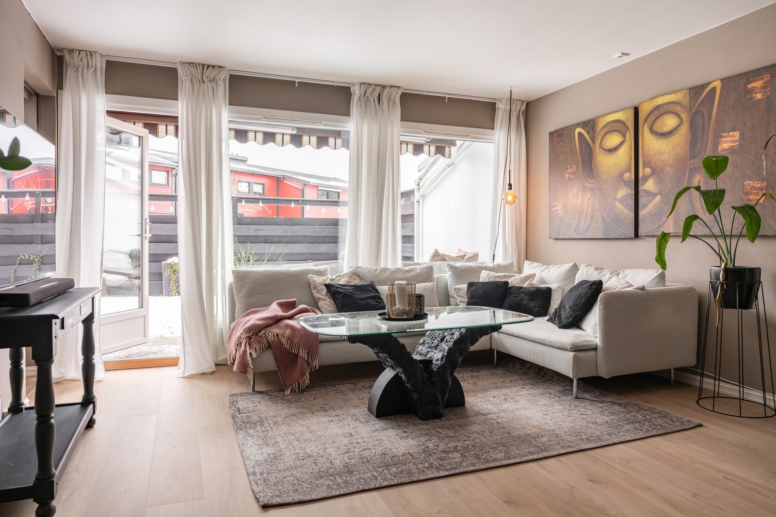 Store vindusflater sørger for masse naturlig lys. Galleribilde