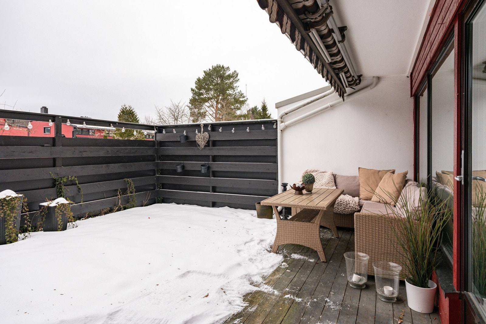 Fra stuen er det utgang til en stor, solrik og vestvendt markterrasse på ca. 35 kvm. Galleribilde