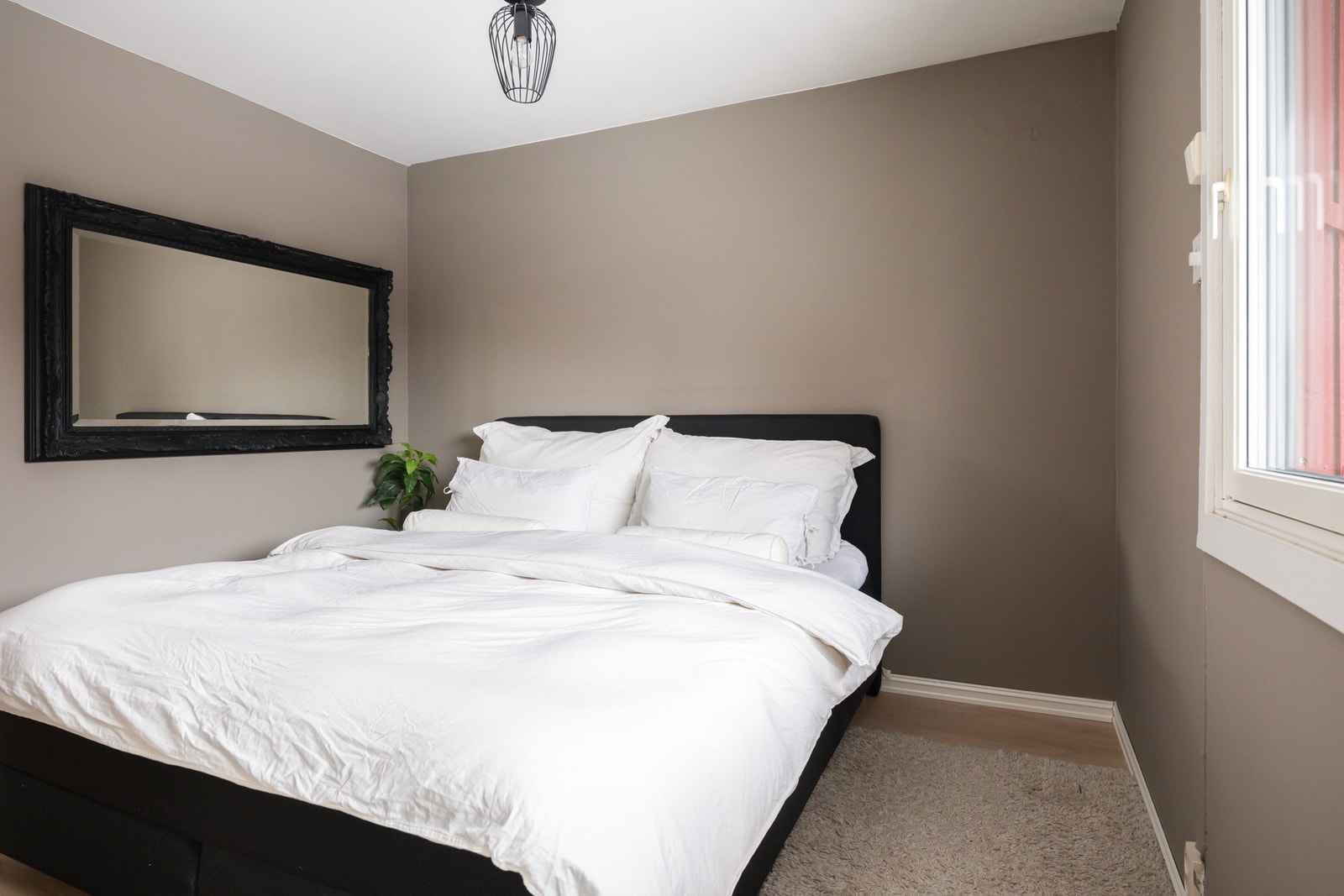 Det er god plass til dobbeltseng og tilhørende nattbord. Galleribilde