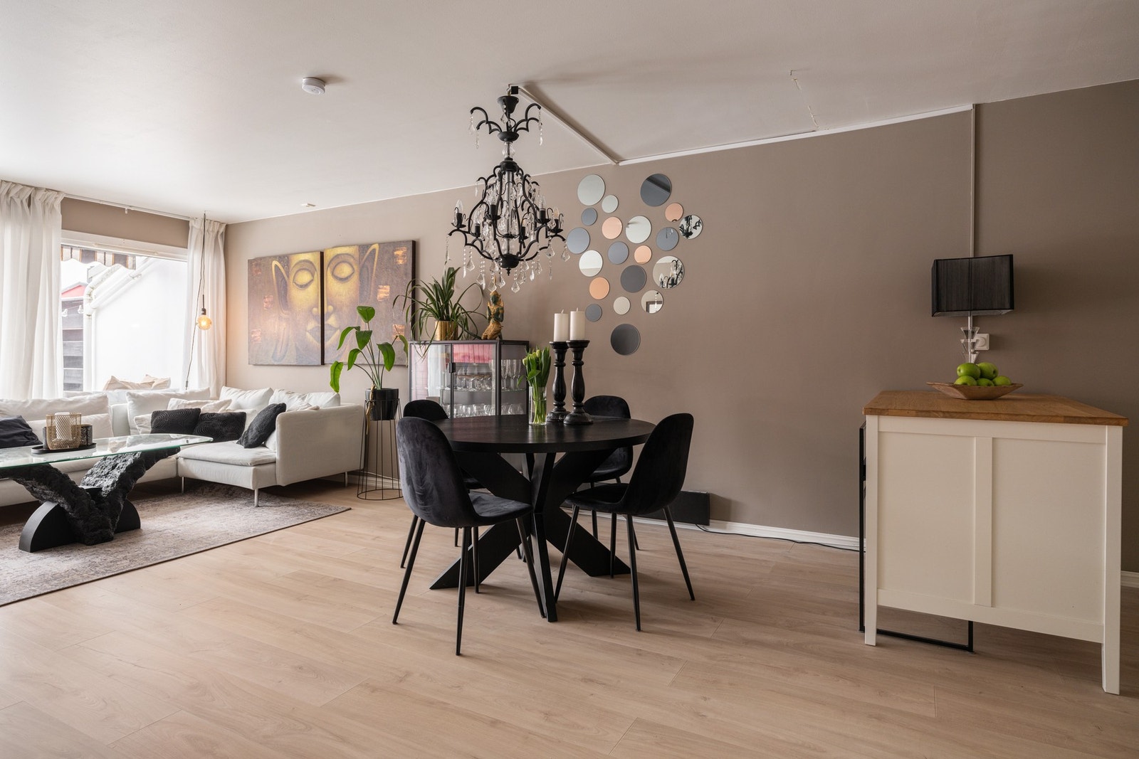 God soneinndeling i oppholdsrommet. Galleribilde