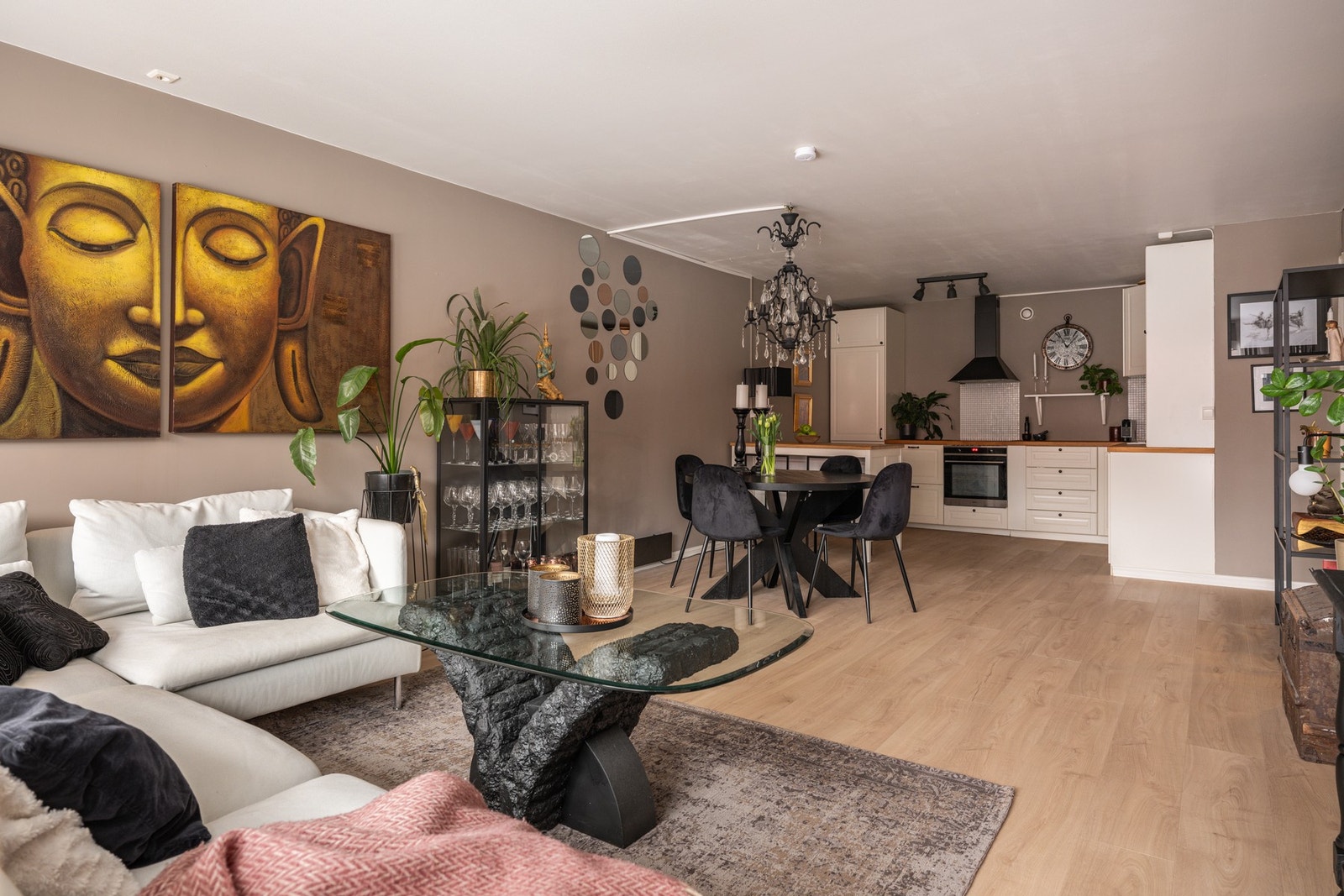 Boligen har en moderne åpen stue og kjøkkenløsning. Galleribilde