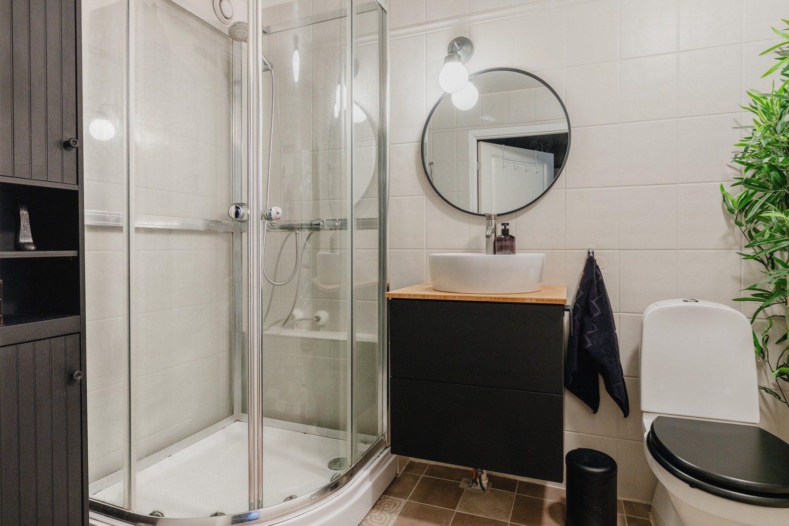 Moderne baderomsinnredning og vegghengt høyskap. Galleribilde