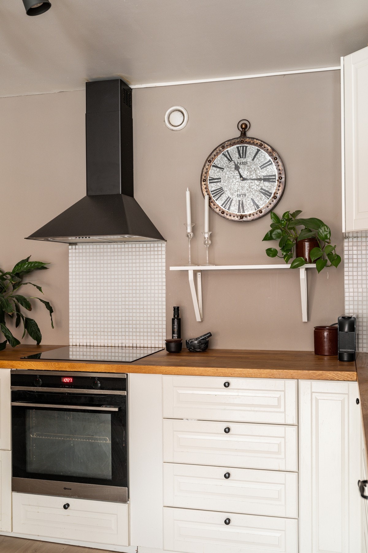 Integrert induksjonsplatetopp, stekeovn, oppvaskmaskin og kjøl/frys. Galleribilde