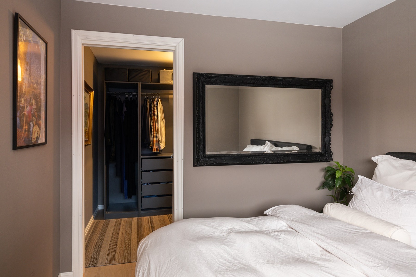 Fra soverommet er det adkomst til praktisk walk-in-closet. Galleribilde