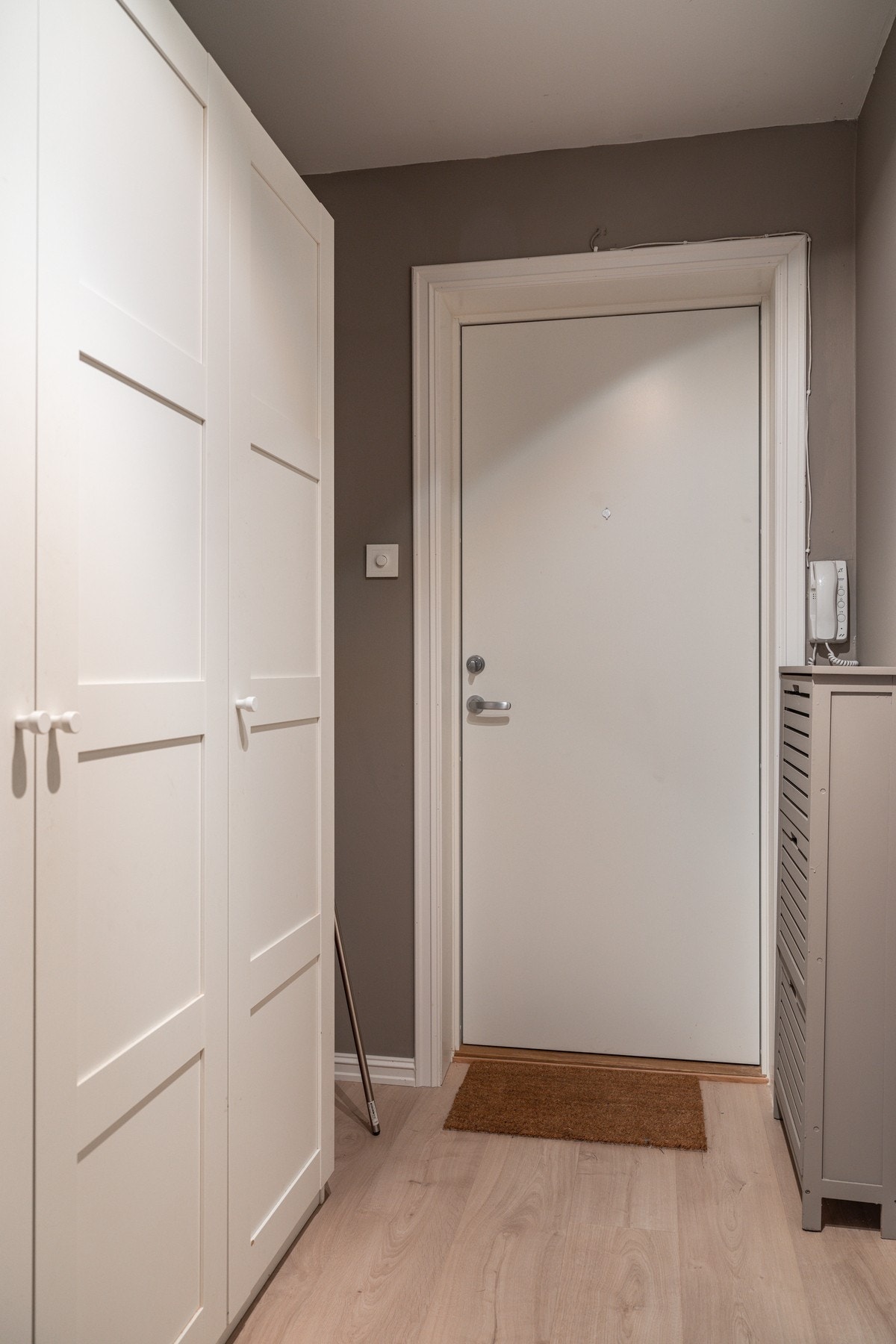 Brann- og lydklassifisert entrédør ny i 2025. Callinganlegg med portåpner. Galleribilde