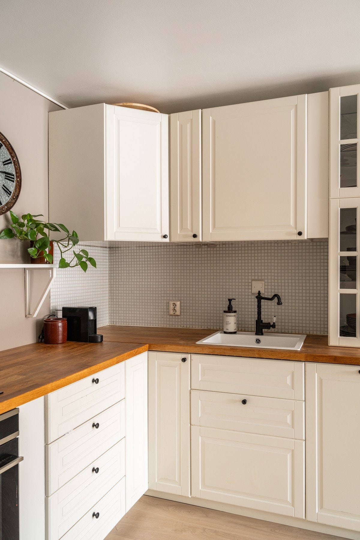 Det er delikate fliser i sprutsone over platetopp og bak oppvaskkum. Galleribilde