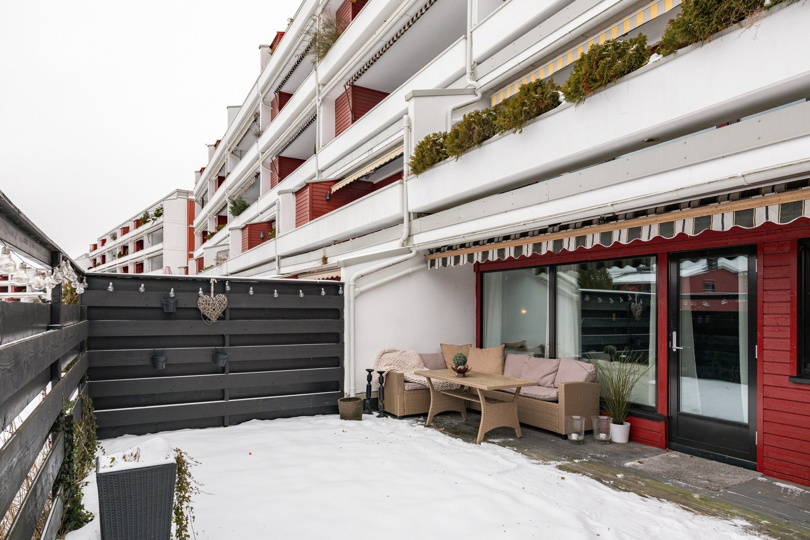 Markterrassen oppleves som en forlengelse av stuen på sommerhalvåret. Galleribilde