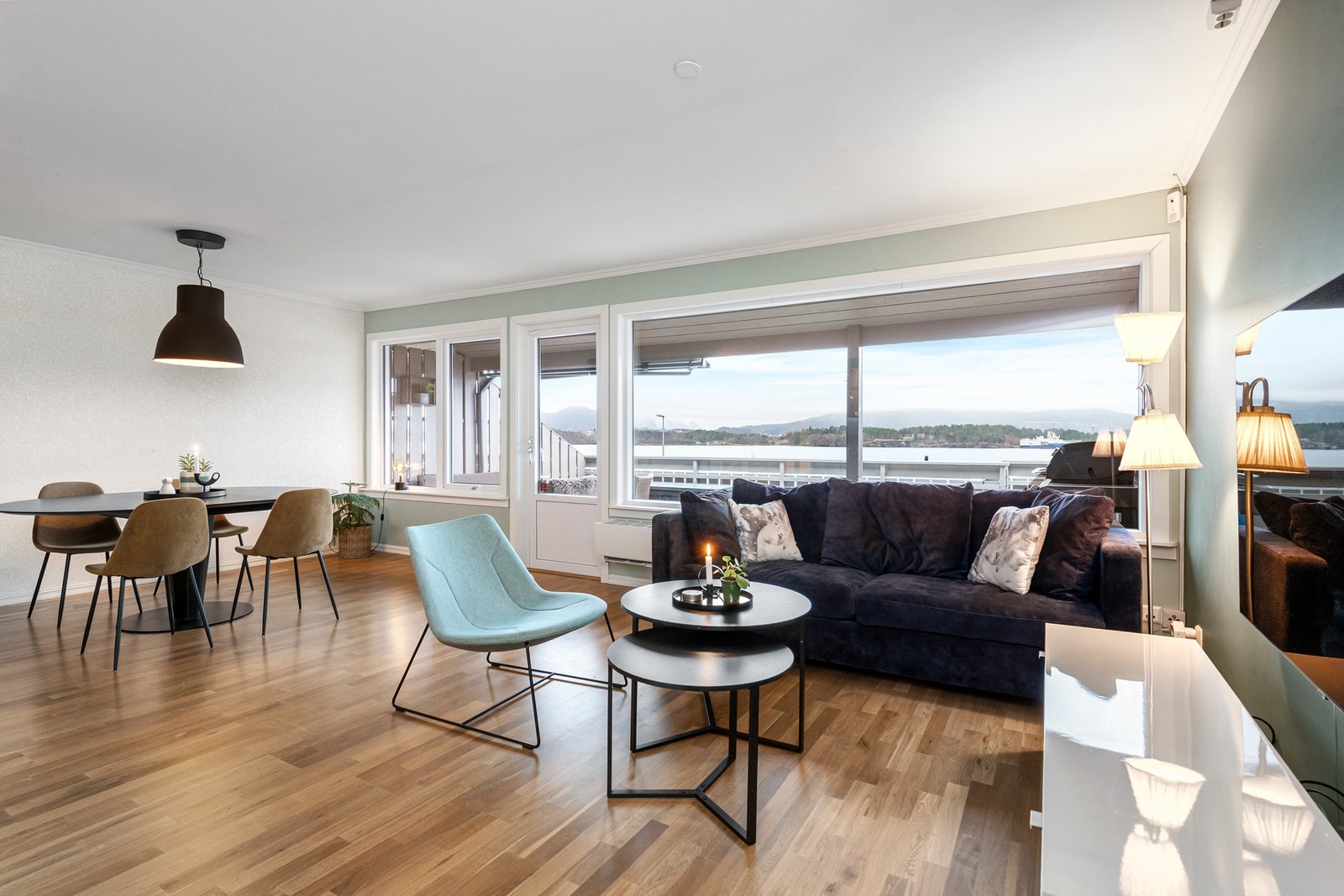 Lys og åpen stue med store vinduer som gir lysinnslipp og utsikt Galleribilde