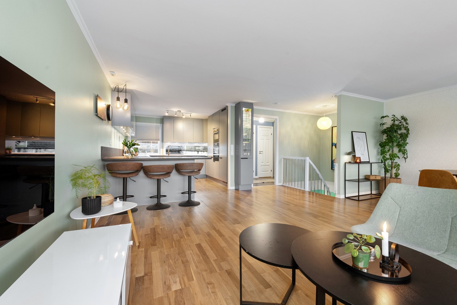 Stue og kjøkken i åpen løsning Galleribilde