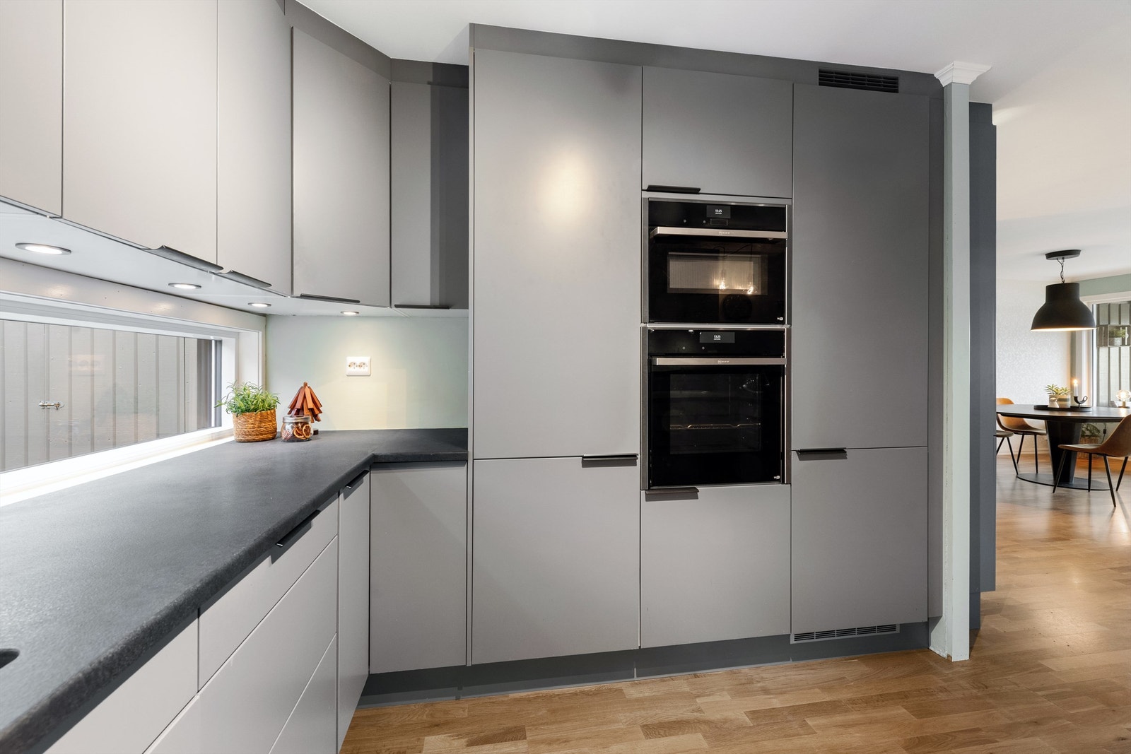 Integrert kjøleskap, komfyr, micro, oppvaskmaskin og bred platetopp - alt fra 2020 Galleribilde