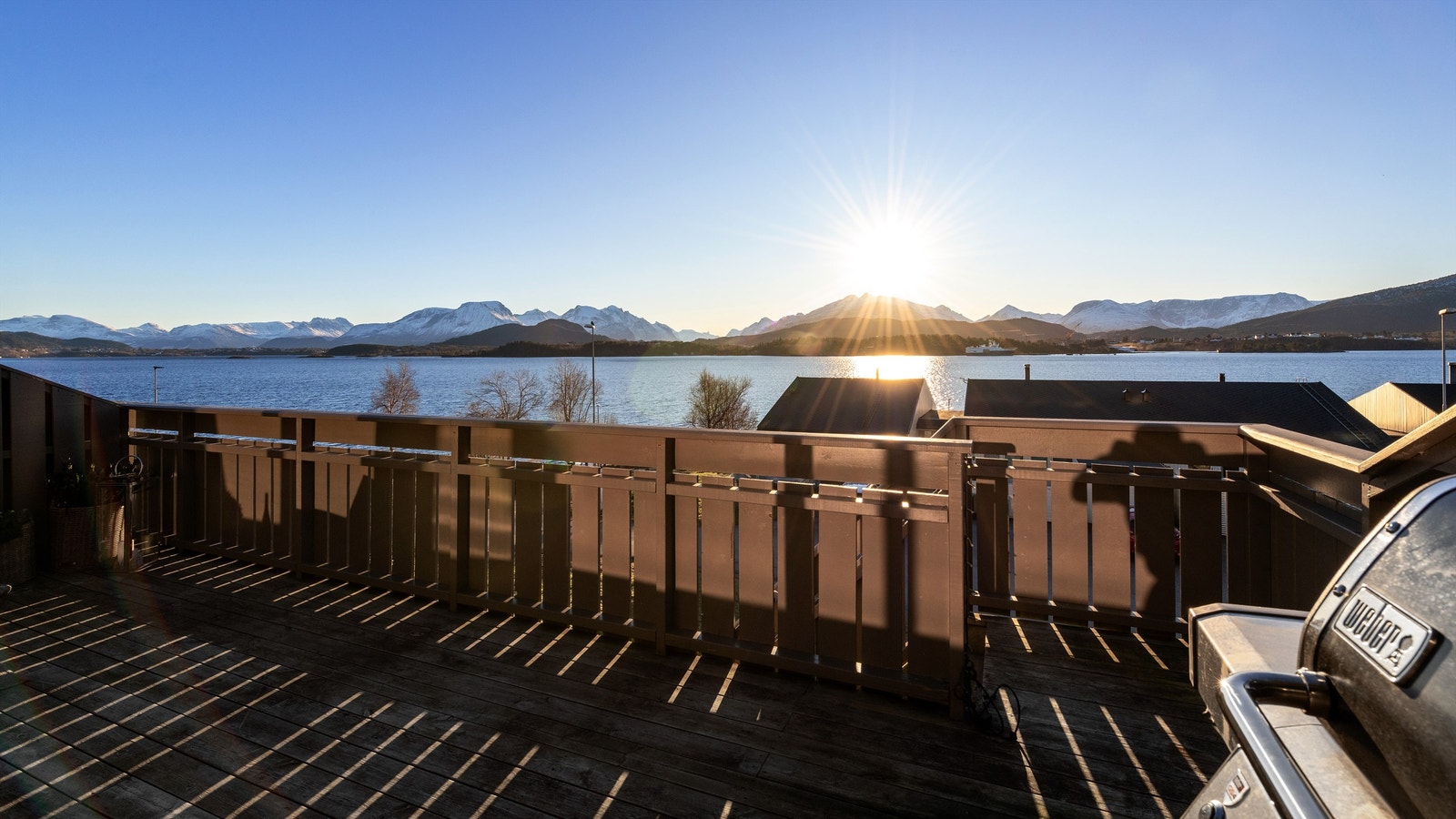 Verandaen gir god plass til utemøbler og ligger delvis skjermet under tak Galleribilde