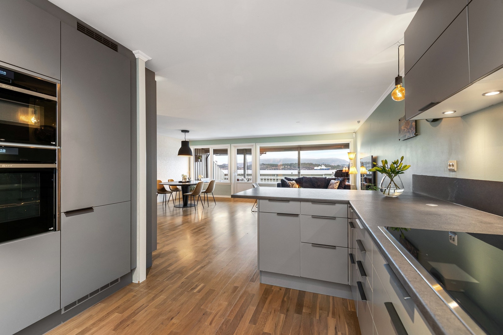 Den åpne løsningen mot stuen gir en luftig planløsning Galleribilde