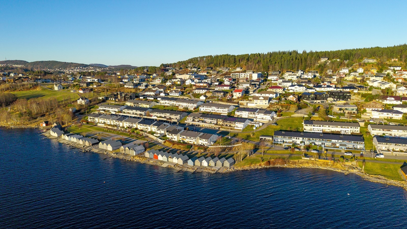 Området består av rekkehusbebyggelse i rolige og familievennlige omgivelser Galleribilde