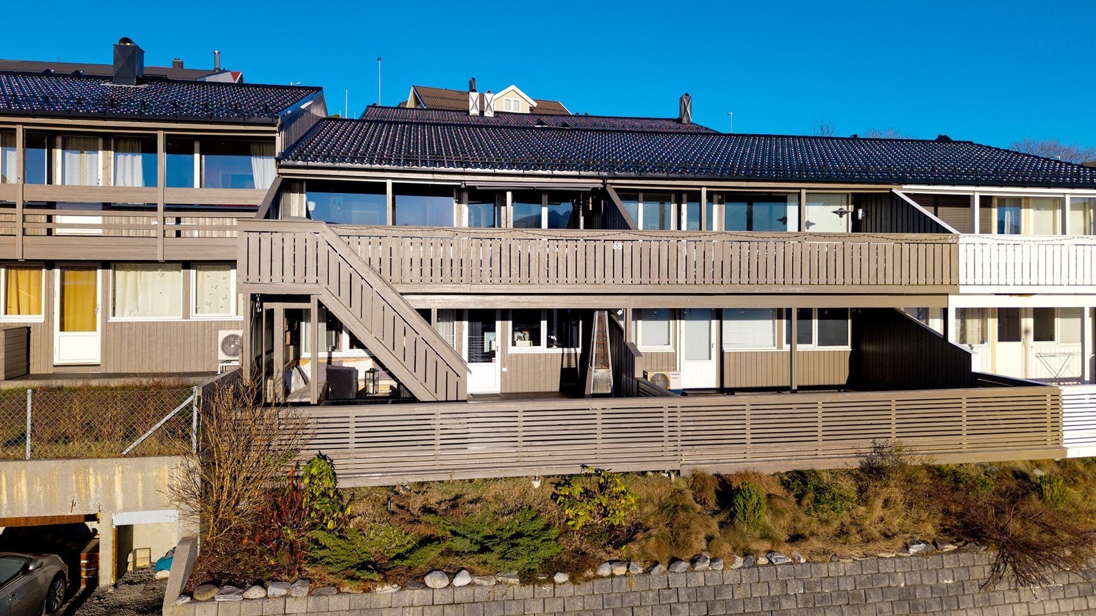 Boligen går over to plan og har veranda og terrasse mot sør med vakker utsikt Galleribilde