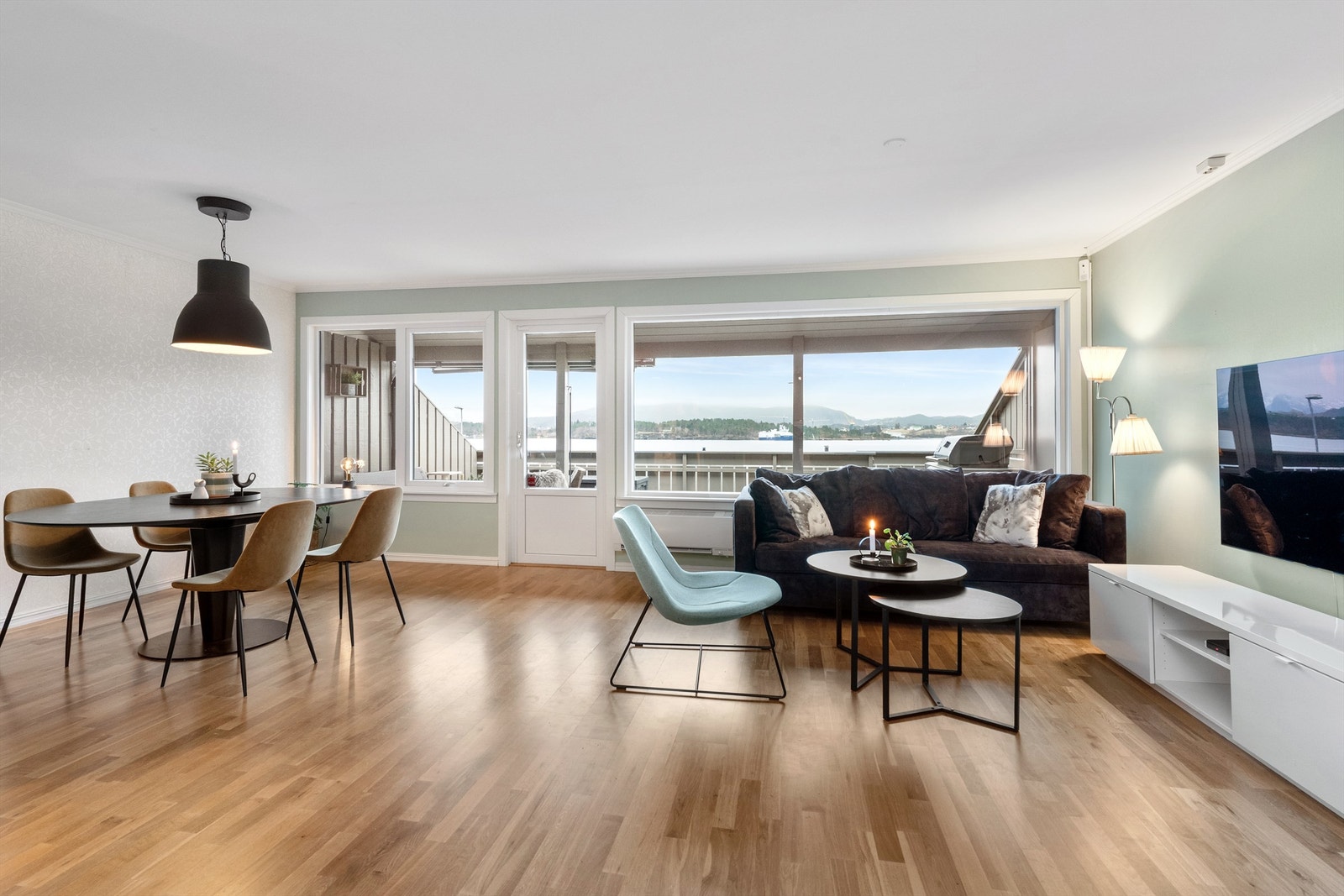 Fra stuen er det utgang til veranda og terrasse mot sør Galleribilde