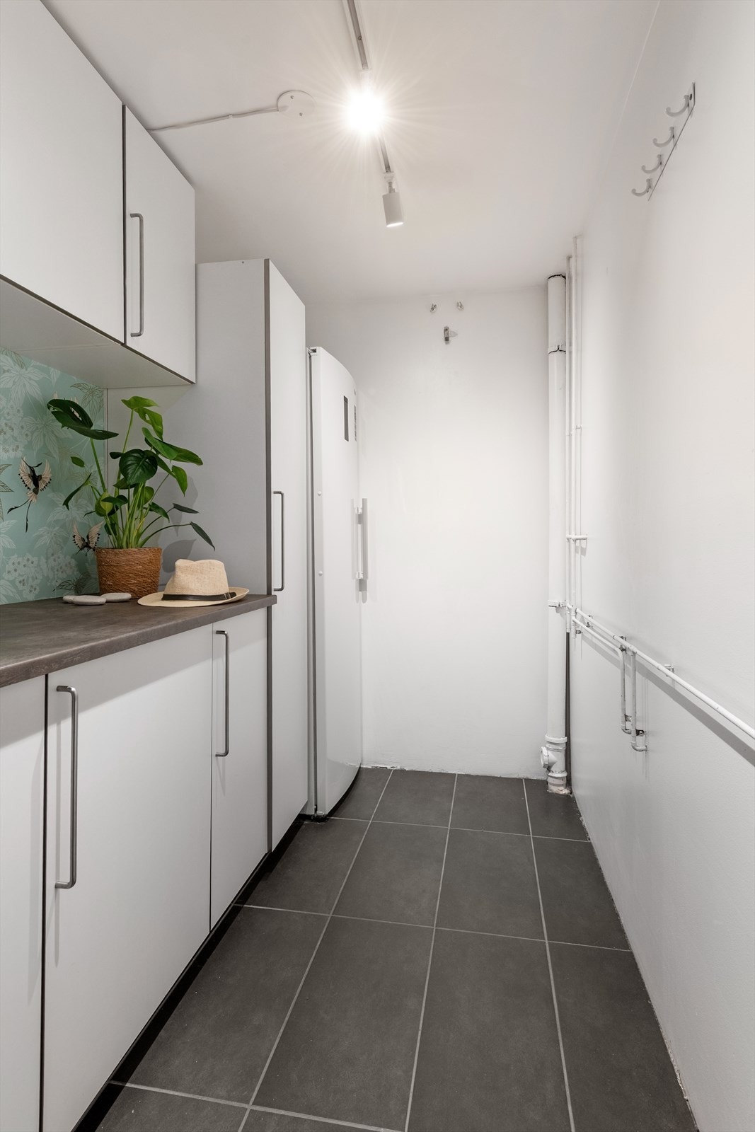 Vaskerom i underetasjen, oppgradert i 2011, med flislagt gulv og varmekabler Galleribilde