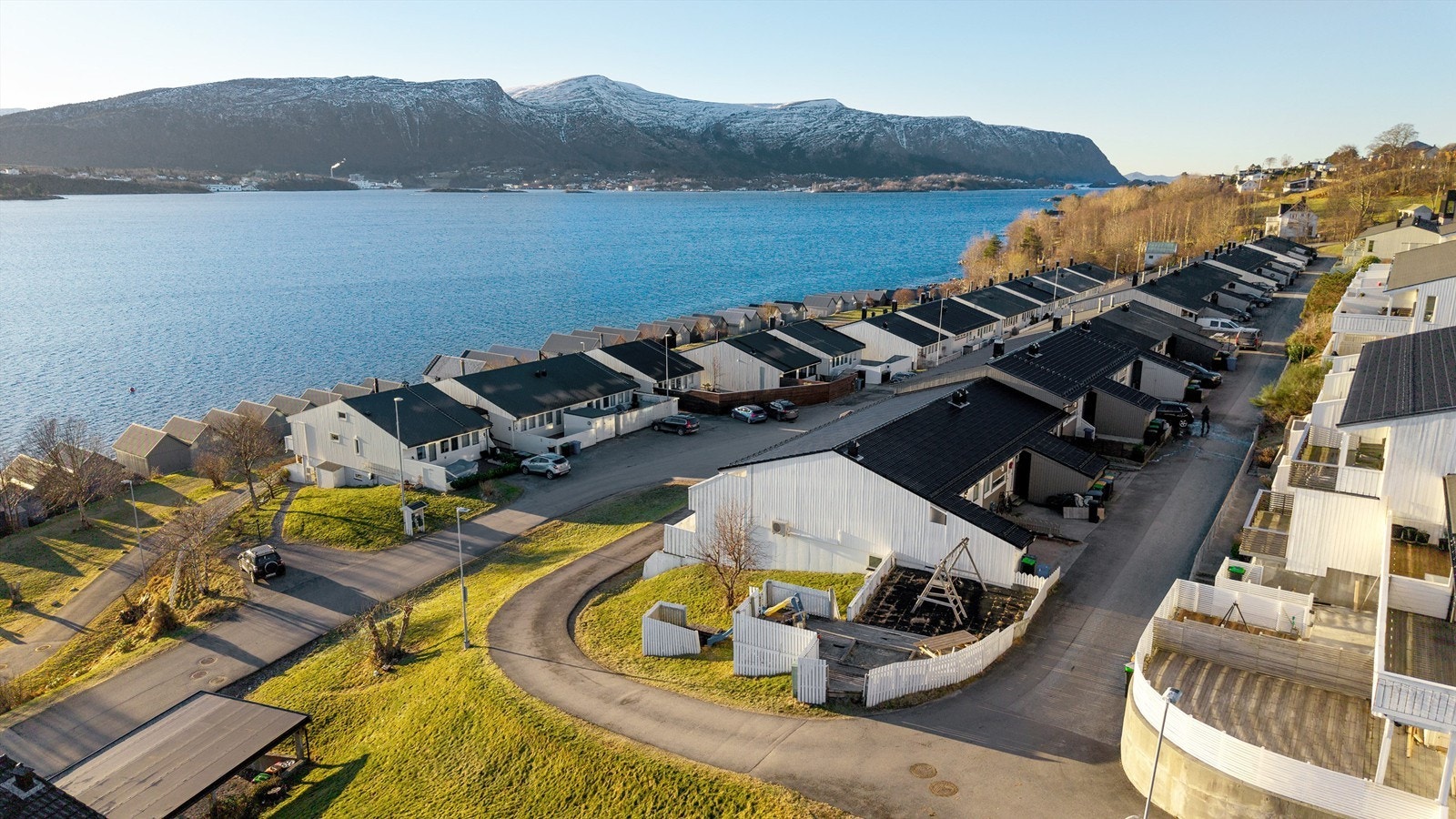 Fra eiendommen har man nærhet til sjøen og flotte turstier Galleribilde