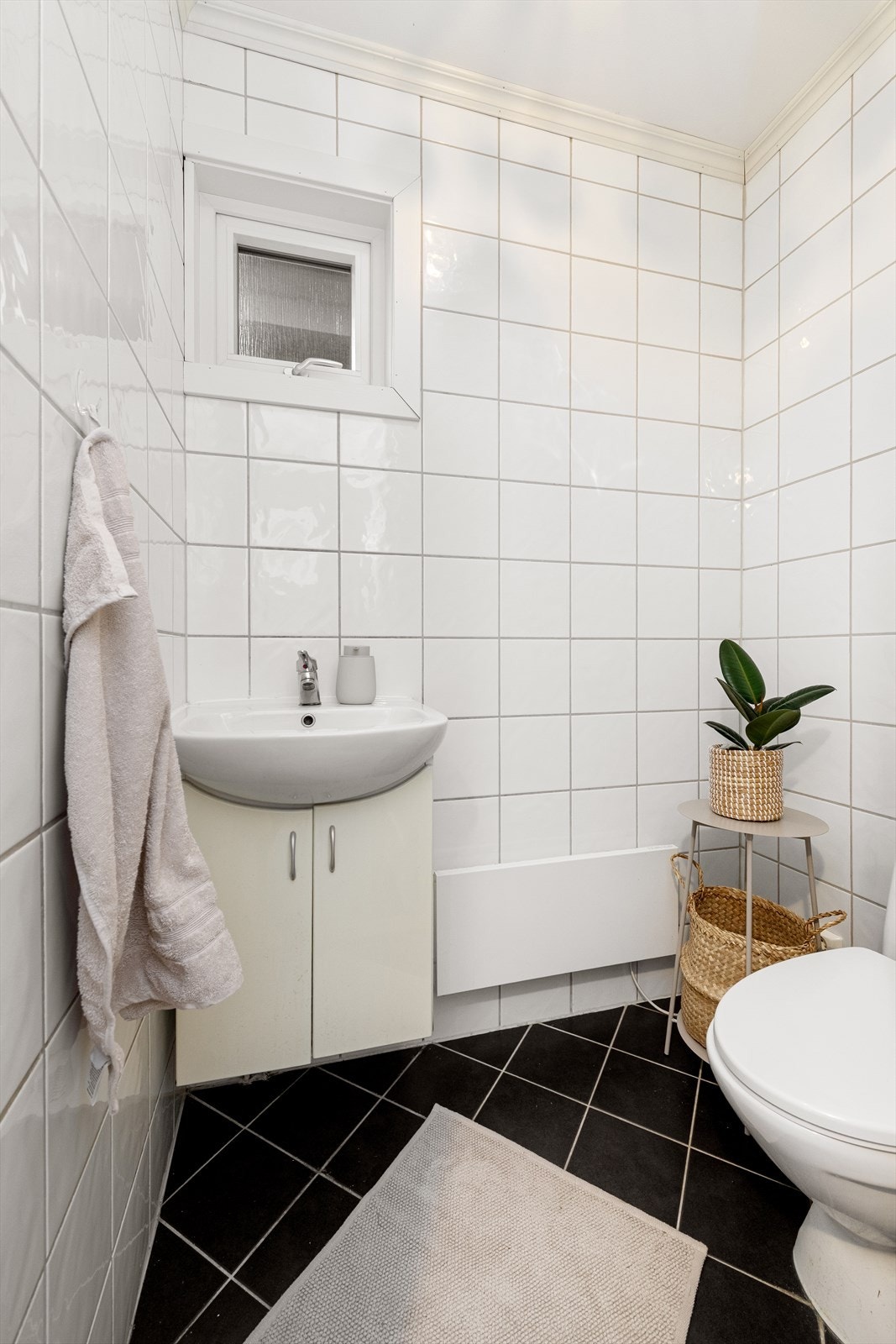 Toalett i hovedetasjen med flislagte gulv og vegger Galleribilde