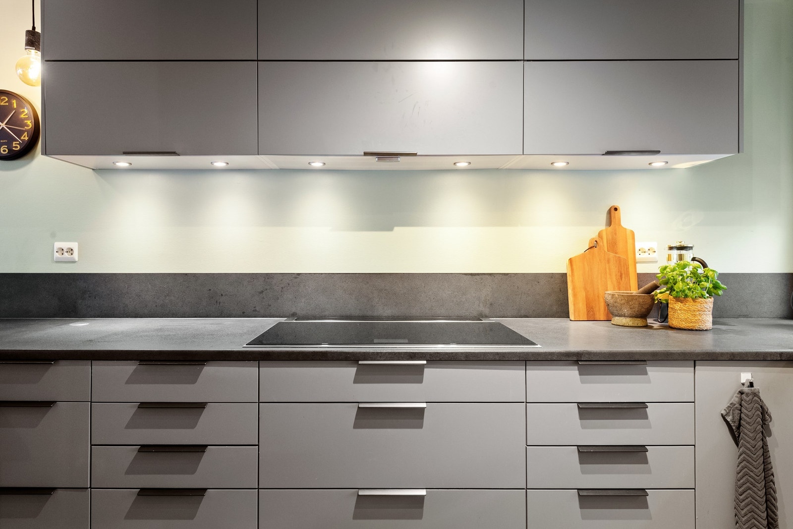 Praktisk arbeidsflate med underlimt vask og nedfelt ventilator bak platetopp Galleribilde