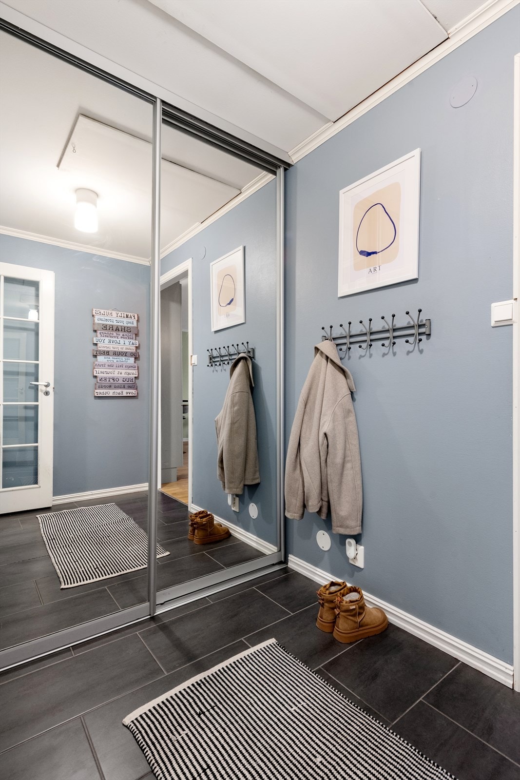 Entré med god plass til oppbevaring Galleribilde