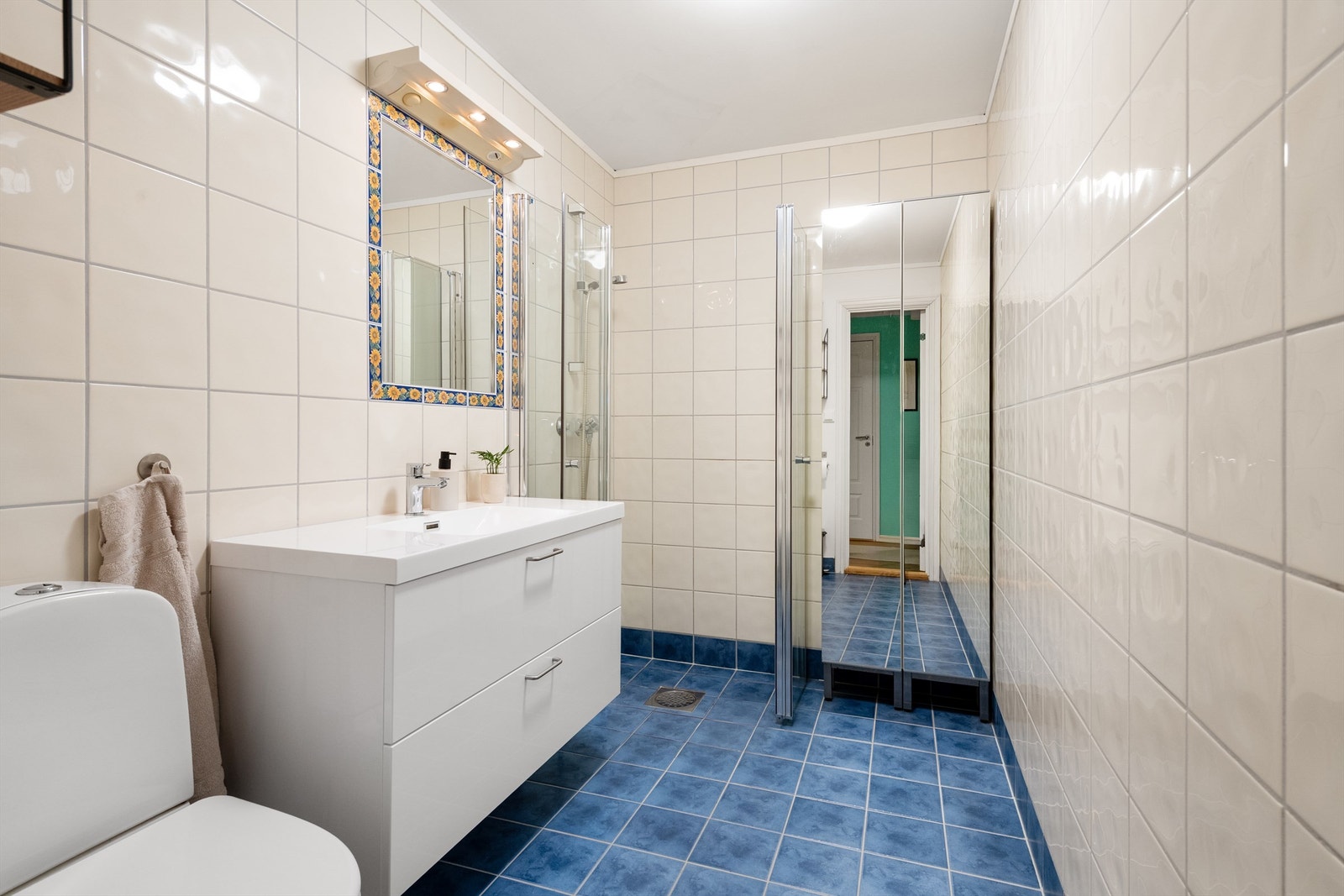 Bad i underetasjen, sist oppgradert i 2004, med flis på gulv og vegger samt varmekabler i gulv. Galleribilde