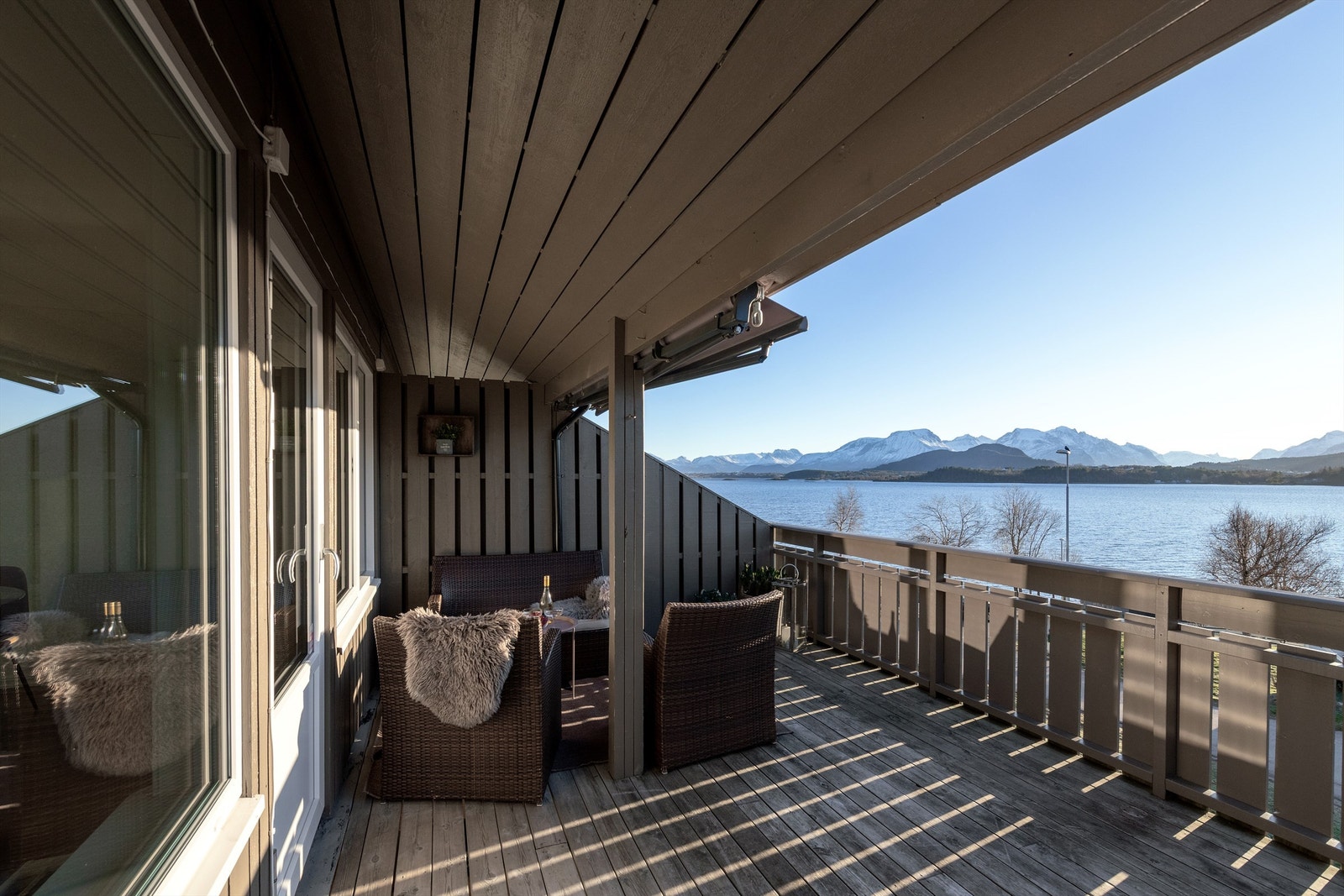 Her kan man nyte rolige dager på verandaen med utsikt og gode solforhold Galleribilde