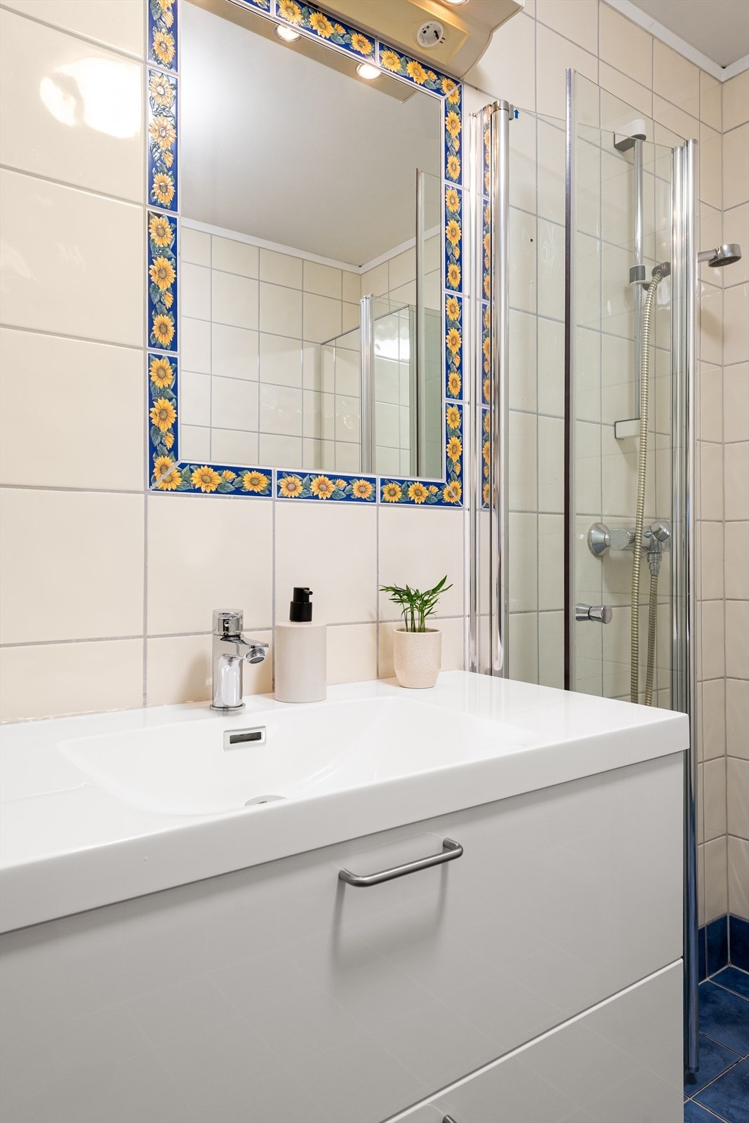 Badet har nyere innredning med servant pg skuffer Galleribilde