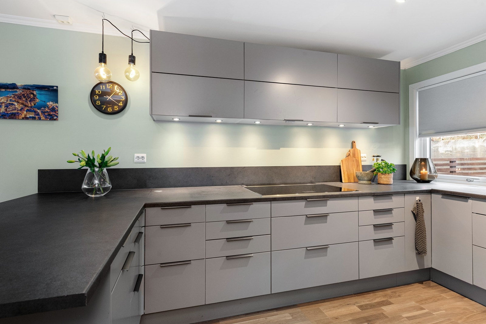 Laminat benkeplate og god skap- og skuffeplass Galleribilde