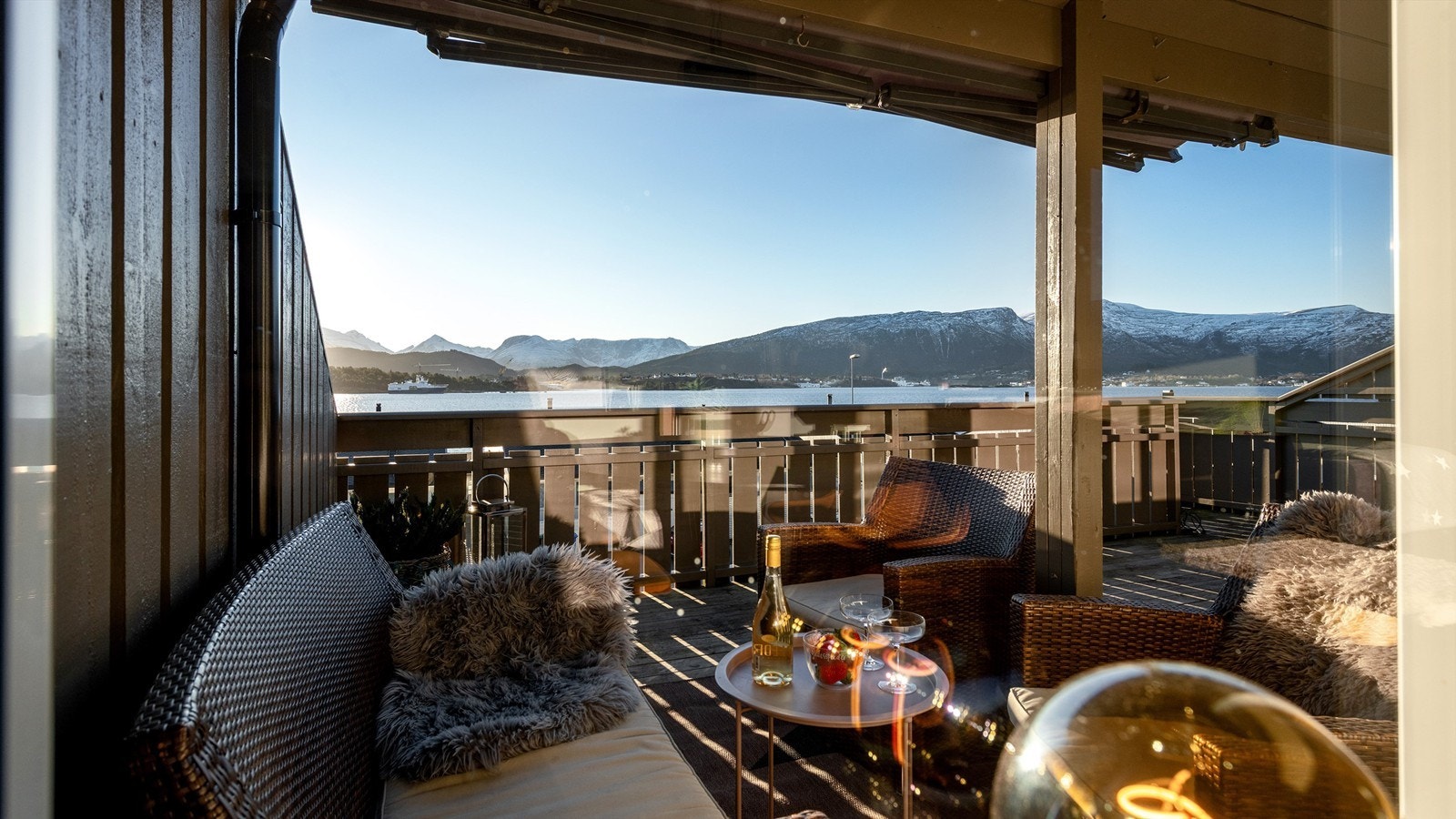 Sørvendt terrasse med gode solforhold og flott utsyn over nærområdet Galleribilde